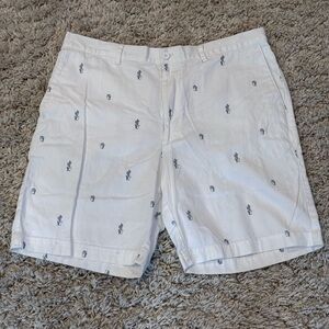 Savane White Flat Front Shorts with Subtle Pattern